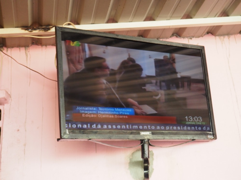 Und gleich bei den Mittags-Nachrichten im saotomesischen Fernsehen
